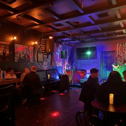 Sonoma Speakeasy and American Music Hall - Great bar and one of the best places in Sonoma to hangout with friends or solo. Strong cocktails made by cool bartenders. Great sparkling wi