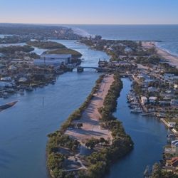 Nokomis Beach Public Boat Ramp - Boat launch ramp is located on the west side of this peninsula.