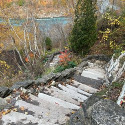 Explore Niagara NY - We offer summer and autumn hinking tours into the Niagara River gorge.
