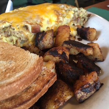 Back Country Cafe - Country omelette (maple sausage, cheddar and apples) - American Near Me - Killington, Vermont