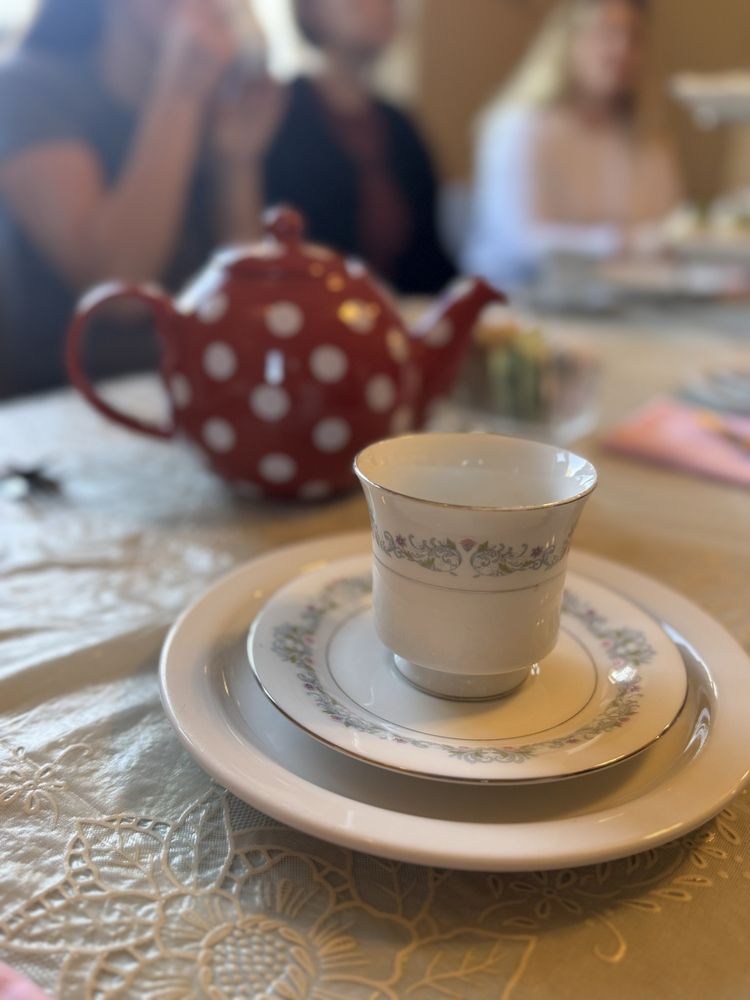 Auntie Rae's Sweets and Tea Parties Logo