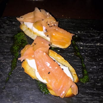 Deriva - Bruschetas de salmón ahumado y queso philadelphia - Argentine Near Me - San Isidro, B