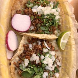 A Tacos chorizo with cheese