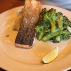 Third and Hollywood - Salmon with broccoli and mashed potatoes