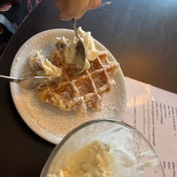 Eis Michel - Heiße Waffel mit Puderzucker