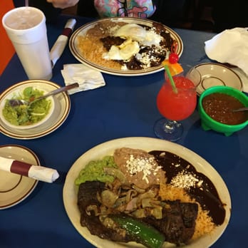 5 Estrellas Restaurant - Mexican Near Me - Chicago, Illinois
