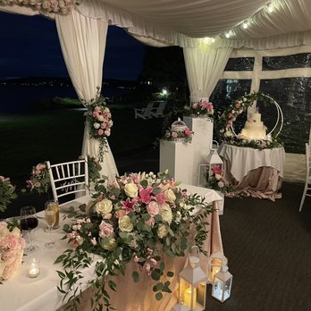 DeLaurenti Florist - The sweetheart table and cake together - Florists Near Me - Bellevue, Washington DeLaurenti Florist - The sweetheart table and cake together - Florists Near Me - Bellevue, Washington