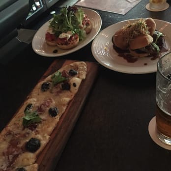 Pinstripes - fig and prosciutto flatbread, bruschetta, tenderloin sliders - New American Near Me - Chicago, Illinois Pinstripes - fig and prosciutto flatbread, bruschetta, tenderloin sliders - New American Near Me - Chicago, Illinois