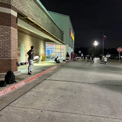 Fitness Connection - Had us waiting around like fools outside their doors for more than an hour.