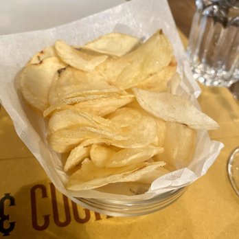 Cantina e Cucina - Complimentary Potato Chips (Lays?) - Cantina e Cucina Restaurant - Cafeteria Near Me - Rome, RM
