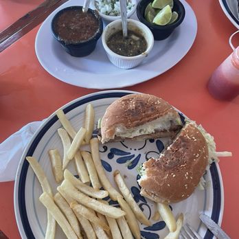 Carnitas Michoacán - Cheeseburger - Mexican Near Me - Cancún, ROO