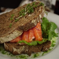 De Zalm - Salmon sandwich with onions and capers.