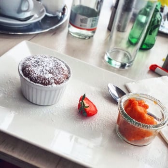 Oben - Hot brownie & apricot sorbet - Breakfast & Brunch Near Me - Vienna, 9 Oben - Hot brownie & apricot sorbet - Breakfast & Brunch Near Me - Vienna, 9