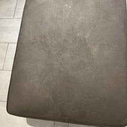 eména spa - Dirty and stained coach in locker room