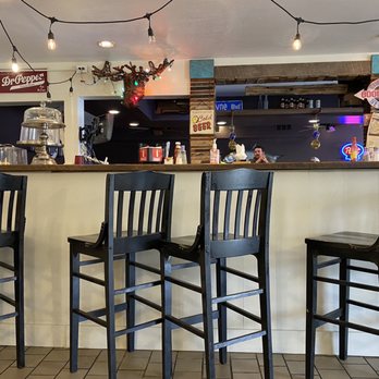 Deanie's Restaurant & Bar - Bar area - Seafood Near Me - New Orleans, Louisiana