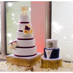 Queen Cupcake Creations - Wedding Cake and Grooms Cake