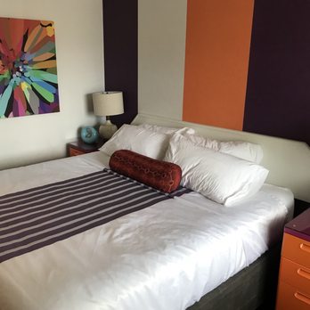 Hotel Zed - Bed - Hotels Near Me - Kelowna, British Columbia