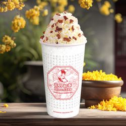 MoonTea - Osmanthus Milk Tea
(with whipped cream and pecans)