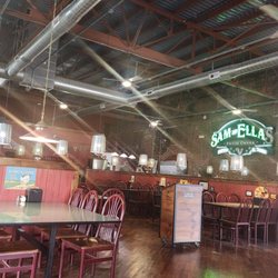 Sam & Ella's Chicken Palace - The inside. Nobody here at 5:30 on a Wednesday.