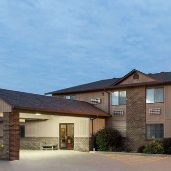 Super 8 by Wyndham Dewitt - Exterior - Hotels Near Me - De Witt, Iowa