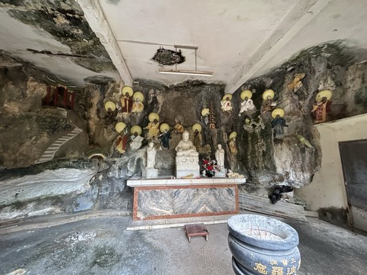 Sam Poh Tong Temple by null