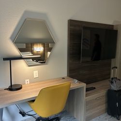 Holiday Inn Express & Suites Raleigh SW NC State - TV and desk