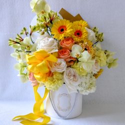 Joey-Lynn's Flowers - Happy Birthday Deluxe Yellow Blush And Vanilla Rose Hat Box Bouquet Designer's Choice