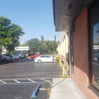 Tire Kingdom - One person "waiting" at store, but 2 vehicles were pulled into empty bays, as i was on phone with Corp. Custer Service... - Tires Near Me - Pompano Beach, Florida