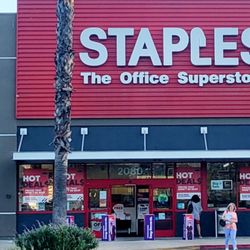 Staples - Storefront (04/29/24). @Staples #Burbank #OfficeSupplies
