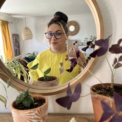 Iviana Jimenez Therapist - Holistic approach to healing through talk therapy, I'm a Latinx first gen, formerly undocumented therapist, I specialize in trauma