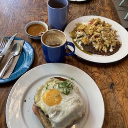 Central Onceveintitres - Croque Madame y chilaquiles. Todo muuuuy sabroso.