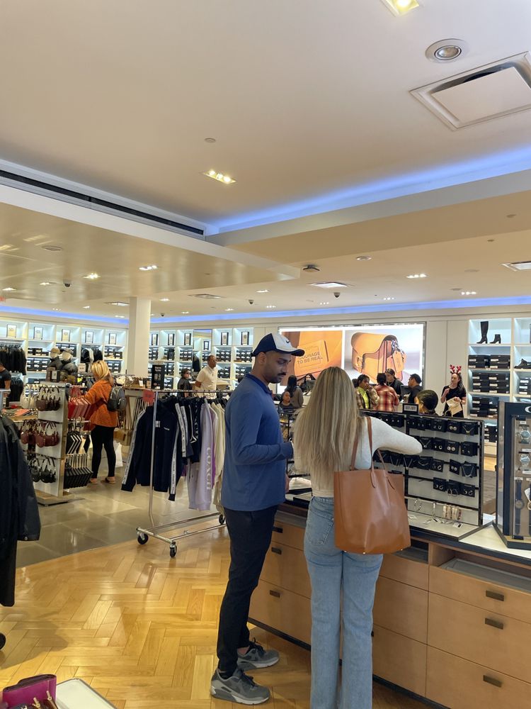 COACH OUTLET Updated September 2024 127 Photos & 153 Reviews 354 Nut Tree Rd, Vacaville