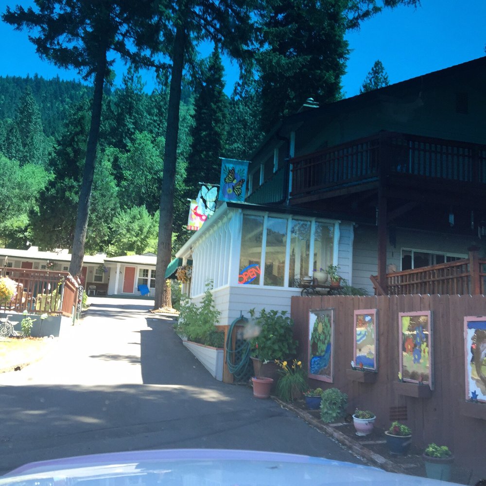 Bella Rosa Inn - Headed into front desk area! - Hotels Near Me - Grants Pass, Oregon