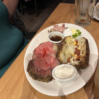 BJ's Restaurant & Brewhouse - Prime rib - Breweries Near Me - Goodyear, Arizona