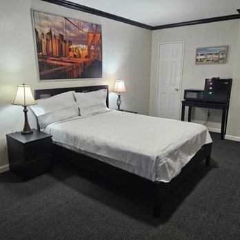Central Motel Courtyard - DELUXE ROOM - Hotels Near Me - White Plains, New York Central Motel Courtyard - DELUXE ROOM - Hotels Near Me - White Plains, New York