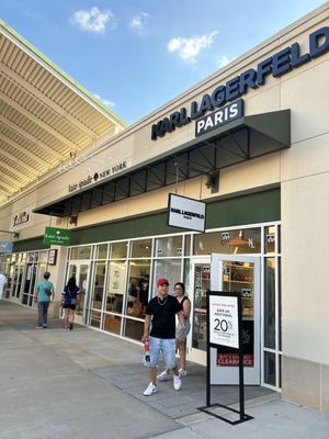 Chicago Premium Outlets by null