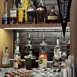 The Leagues Sports Lounge and Eatery - Great whiskey choices for an airport sports bar