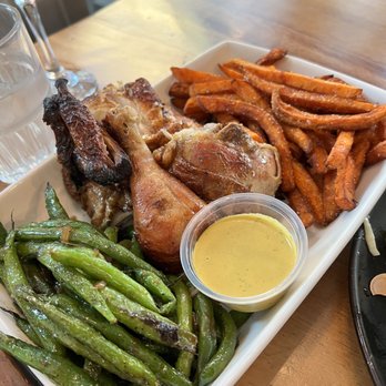Limón - Half chicken with sweet potato fries and vegetables (green beans) - Peruvian Near Me - Oakland, California
