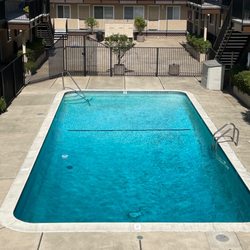 Shangri-La Apartments - Pool
