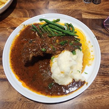 The Highlands - Short ribs, Mashed potatoes and green beans - Coffee & Tea Near Me - Washington, DC, District of Columbia