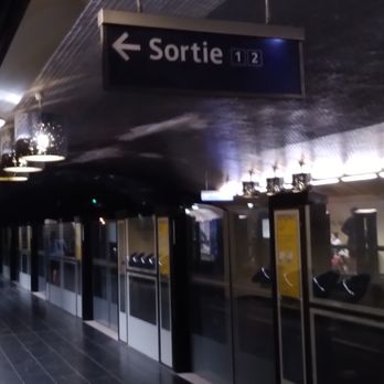 Métro Franklin D. Roosevelt - Platform - Public Transportation Near Me - Paris, 75
