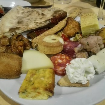 Il Ciliegio dell'Etna - Gli "anti" pasti... scoppio! Tra caponata, voul au vent ai funghi, vrocculi affucati, cchiappiteddi, ricotta e finocchietto rizzo fritto... - Italian Near Me - Giarre, Connecticut