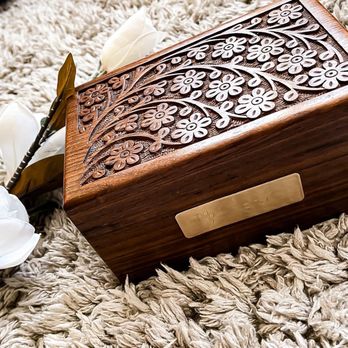 Perkins Goodbye Hugs - Urn Box - Pet Cremation Services Near Me - Wilmington, North Carolina Perkins Goodbye Hugs - Urn Box - Pet Cremation Services Near Me - Wilmington, North Carolina