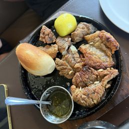 Comida deliciosa!!! Servicio excelente ambiente muy tranquilo mollejas, alta parrillada, chori pan clásico