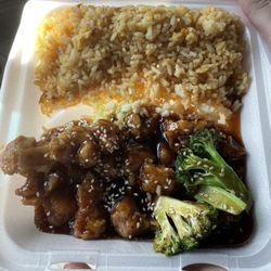 Egg Roll Street - Sesame chicken...the broccoli is nice and crunchy...not soggy :)