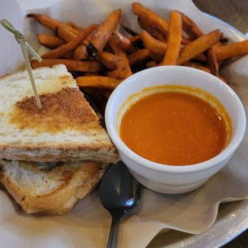 Flagship Tavern and Grill - Plain grilled cheese with tomato soup - American Near Me - Chicago, Illinois