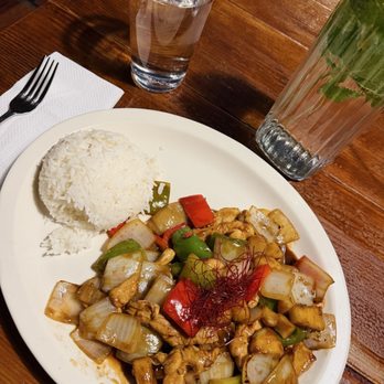 Cashew Thai Cuisine - Cashew Chicken (no carrots) - Thai Near Me - Seattle, Washington Cashew Thai Cuisine - Cashew Chicken (no carrots) - Thai Near Me - Seattle, Washington