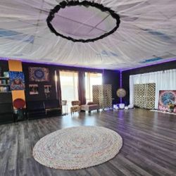 Rabbit Hole Wellness Bar - Meditation, sound bath, dance and events room/ workspace, beautifully decorated and perfect for healing & social events!