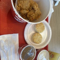 6 piece chicken bucket Side Biscuits 2pcs Mashed Potatoes Side gravy