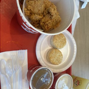 Jollibee - 6 piece chicken bucket Side Biscuits 2pcs Mashed Potatoes Side gravy - Chicken Shop Near Me - Plano, Texas